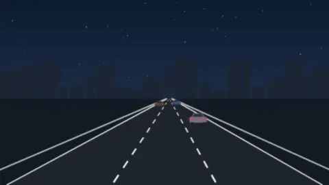Autobahn bei Nacht mit roten Rücklichtern, im Hintergrund dunkle Gebäude unter klarem Sternenhimmel