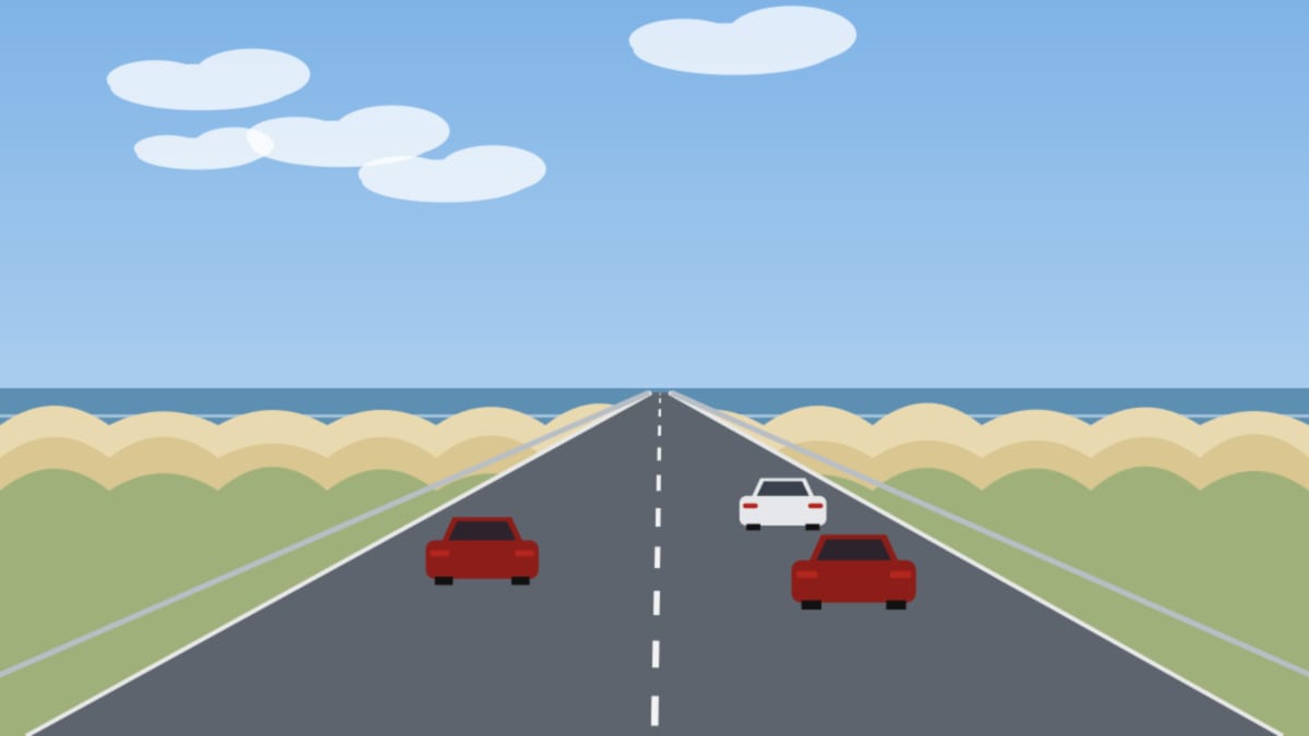 Küstenstraße zwischen Dünen und Meer, wenige Autos, blauer Himmel mit Wolken