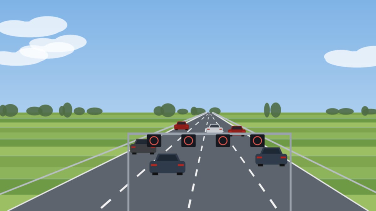 Mehrspurige Autobahn unter einer Schilderbrücke mit runden Tempoanzeigen, dichter Verkehr bei Tageslicht