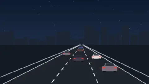 Autobahn bei Nacht mit Rücklichtern vor dunkler Stadtsilhouette und Sternenhimmel