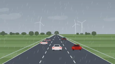 Nasse Autobahn im Regen mit roten Rücklichtern vor grauen Wolken über flachem Land