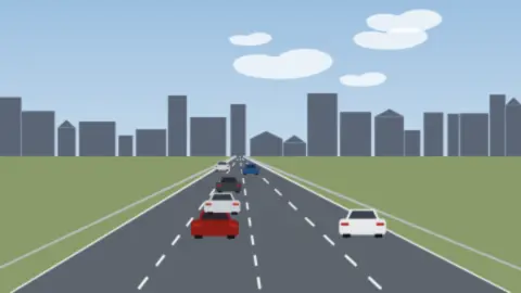 Mehrspurige Stadtautobahn mit vielen Autos vor einer Silhouette aus Gebäuden