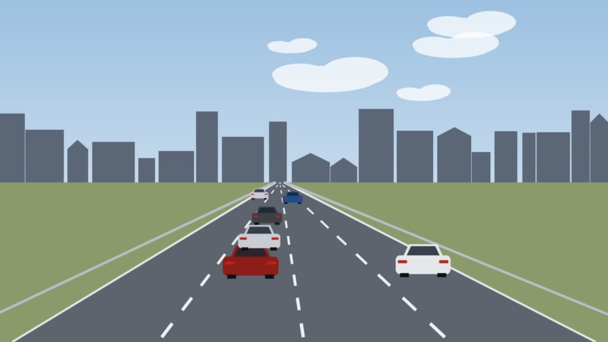 Mehrspurige Stadtautobahn mit vielen Autos vor einer Silhouette aus Gebäuden