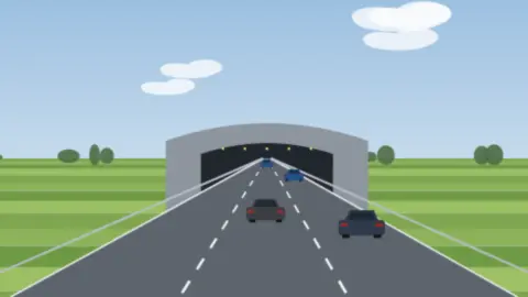 Autobahn führt auf ein beleuchtetes Tunnelportal zu, ringsum flache grüne Felder