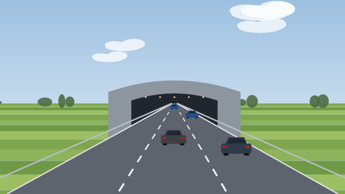 Autobahn führt auf ein beleuchtetes Tunnelportal zu, ringsum flache grüne Felder