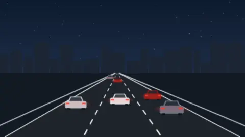 Autobahn bei Nacht mit roten Rücklichtern vor dunkler Stadtsilhouette unter Sternenhimmel