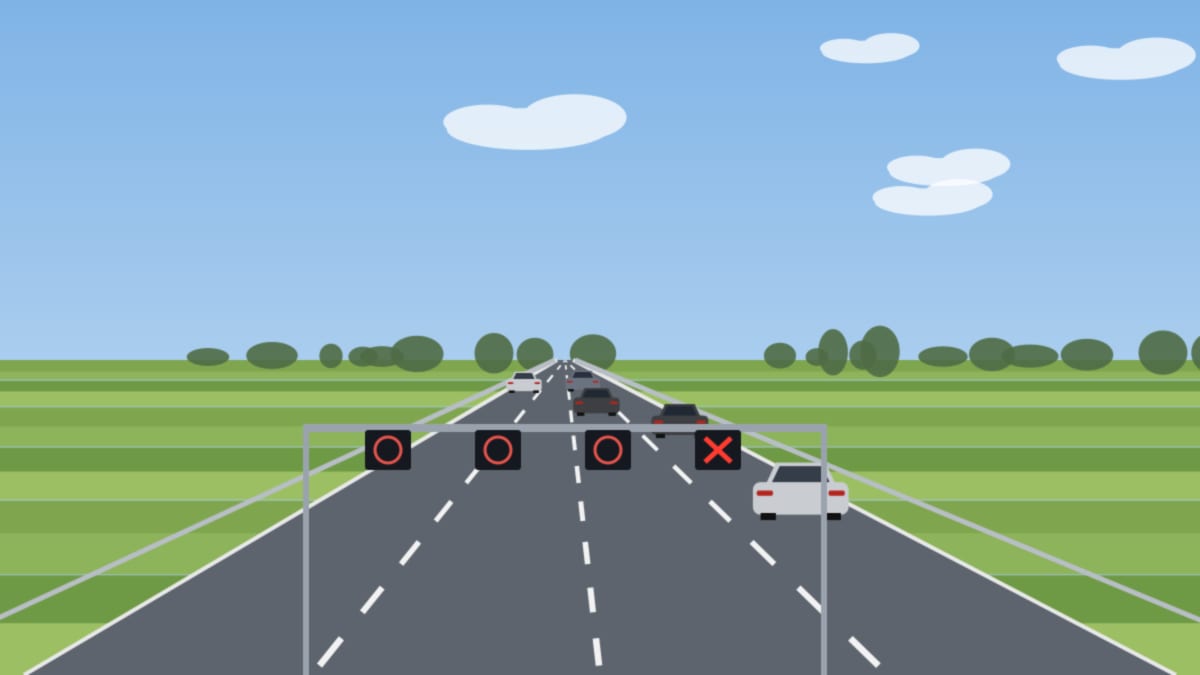 Autobahnkreuz mit Schilderbrücke und runden Tempoanzeigen über vier Fahrstreifen