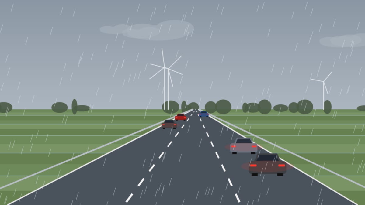 Nasse Autobahn bei Regen mit Rücklichtern, graue Wolken über flachem Land