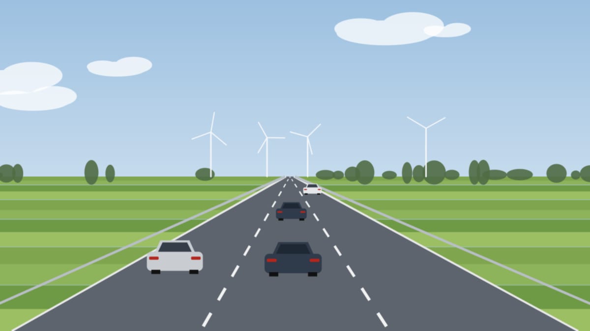 Autobahn durch flache Felder mit Windrädern und Bäumen am Horizont, Autos in drei Spuren